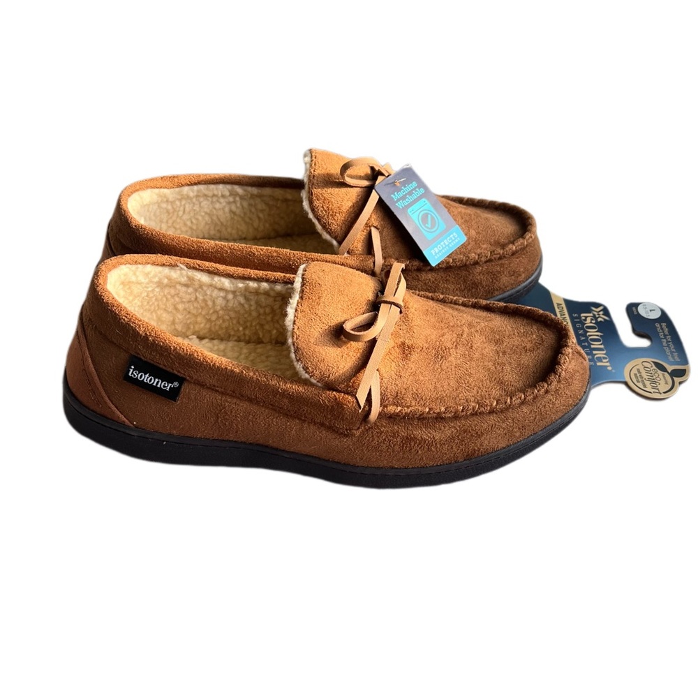 Men’s large Isotoner signature advanced memory foam slippers with cooling gel.